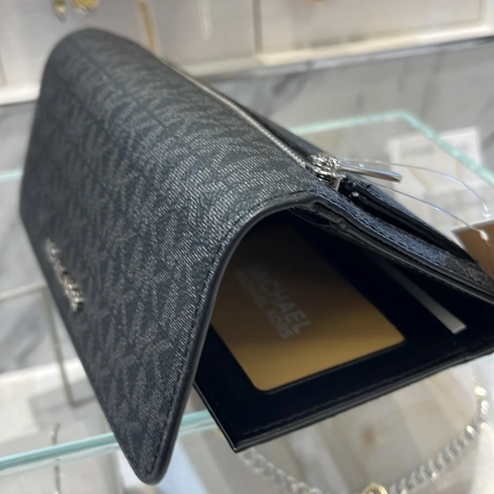 Michael Kors Jet Set Large Signature Logo Tri-Fold Wallet
Black 
NWT - Picture 13 of 16